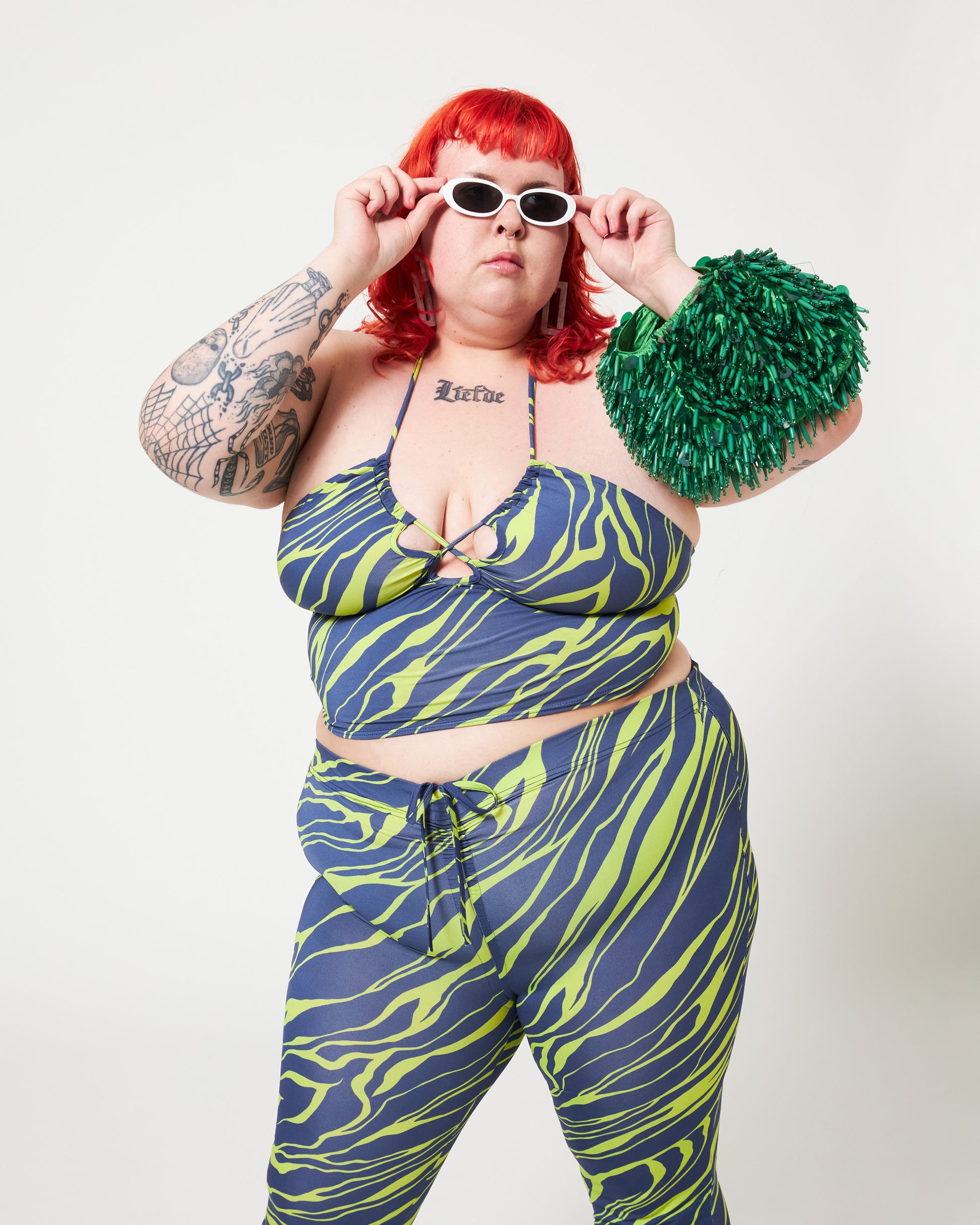 sexy plus-size top met touwtjes in de nek en open decolleté