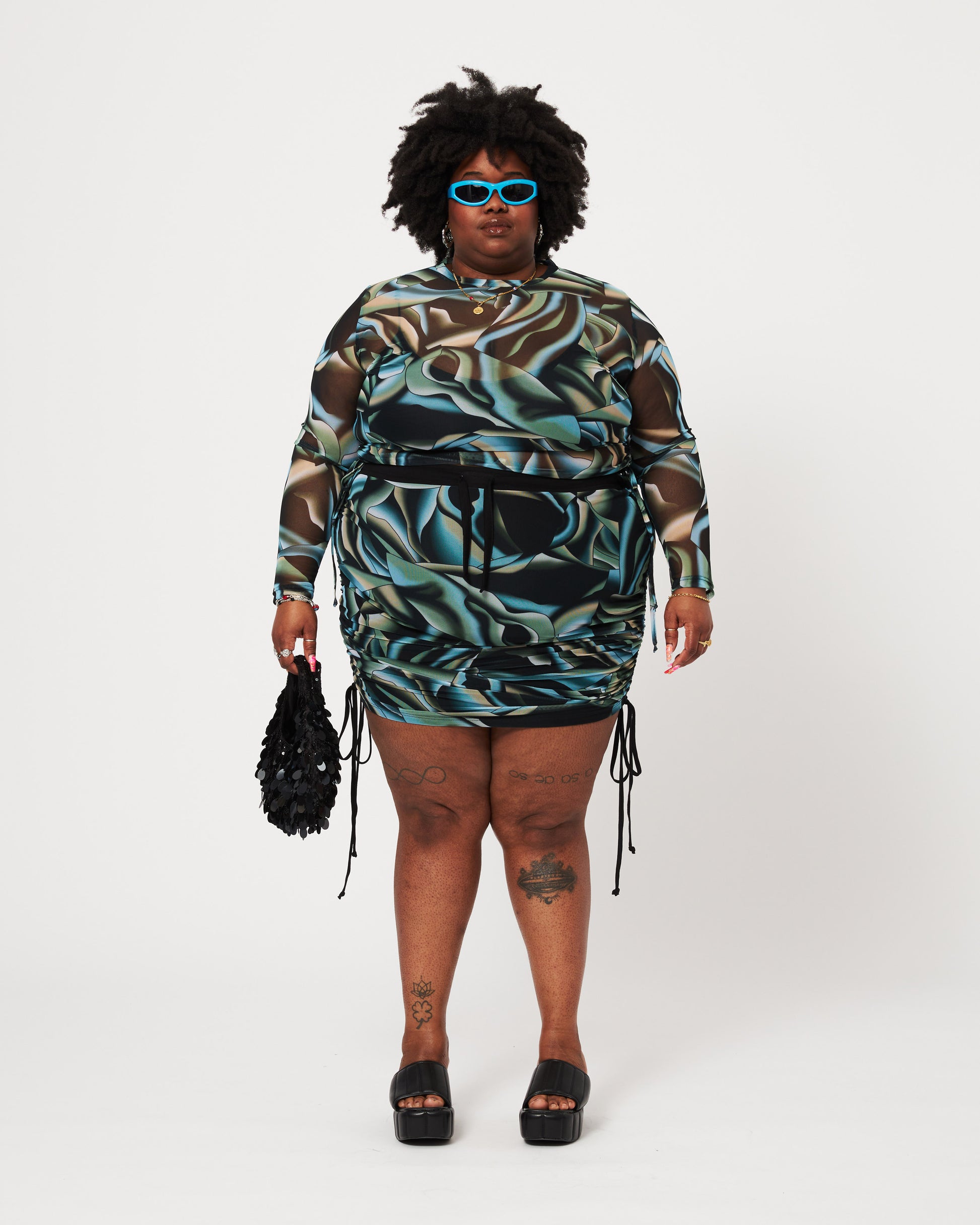 rok voor grote maten met verstelbare touwtjes aan de zijkant en een mesh en viscose stof, opvallende print en lekker zittende stof