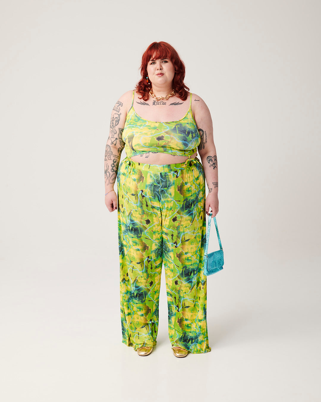 Malachite plus-size broek uit de Boulevard Bum collectie, met een lichtgewicht stof en elegante plooien, ideaal voor elke gelegenheid