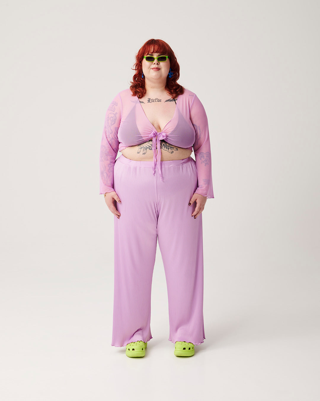 Lila Boulevard Bum broek, ontworpen voor plus-size vrouwen met een hoge taille en plooidetails voor een vloeiende pasvorm