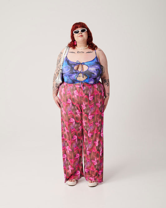 Plus-size crop top in Luminescent Aura uit de Rebirth collectie, kan op meerdere manieren gedragen worden, biedt comfort en flexibiliteit