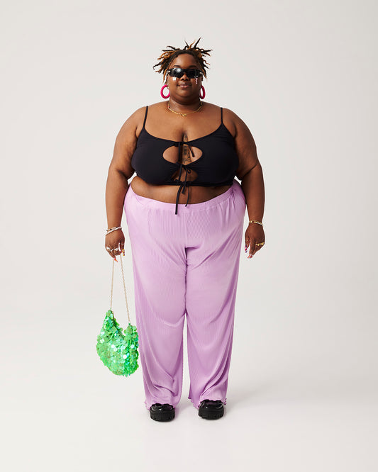 Solid Black Heatwave Hottie plus-size crop top, veelzijdig en omkeerbaar, met een nauwsluitende pasvorm en hoge stretch voor comfort tijdens zomerse dagen