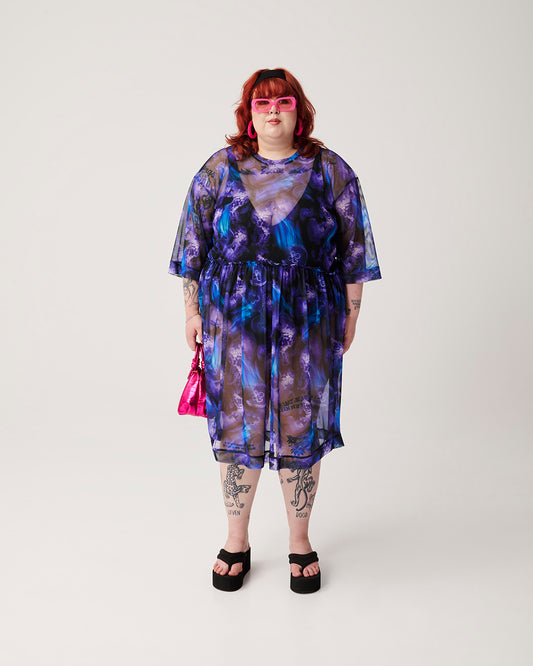 Lucid Palooza jurk in Luminescent Aura voor plus-size lichamen, met een oversized fit en ruffled details, veelzijdig te dragen bij warme dagen