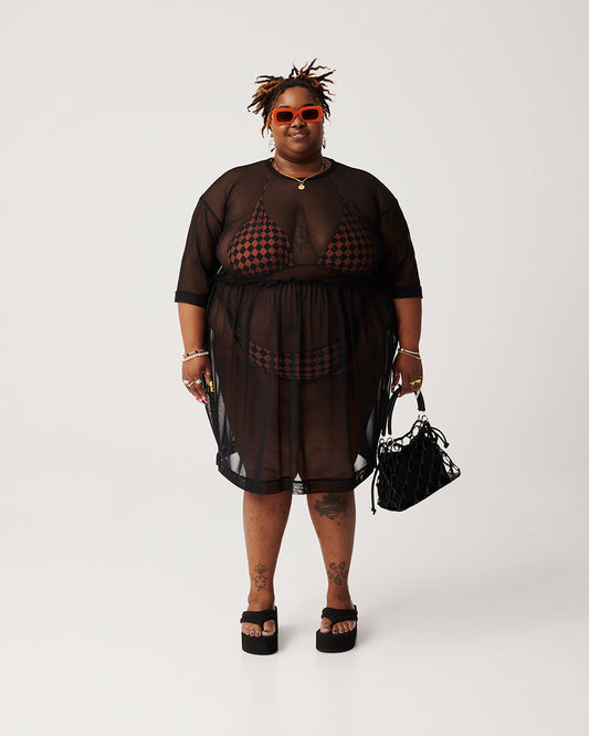 Solid Black Lucid Palooza jurk voor plus-size vrouwen, gemaakt van ademend mesh met een oversized pasvorm, ideaal voor festivals of stranddagen