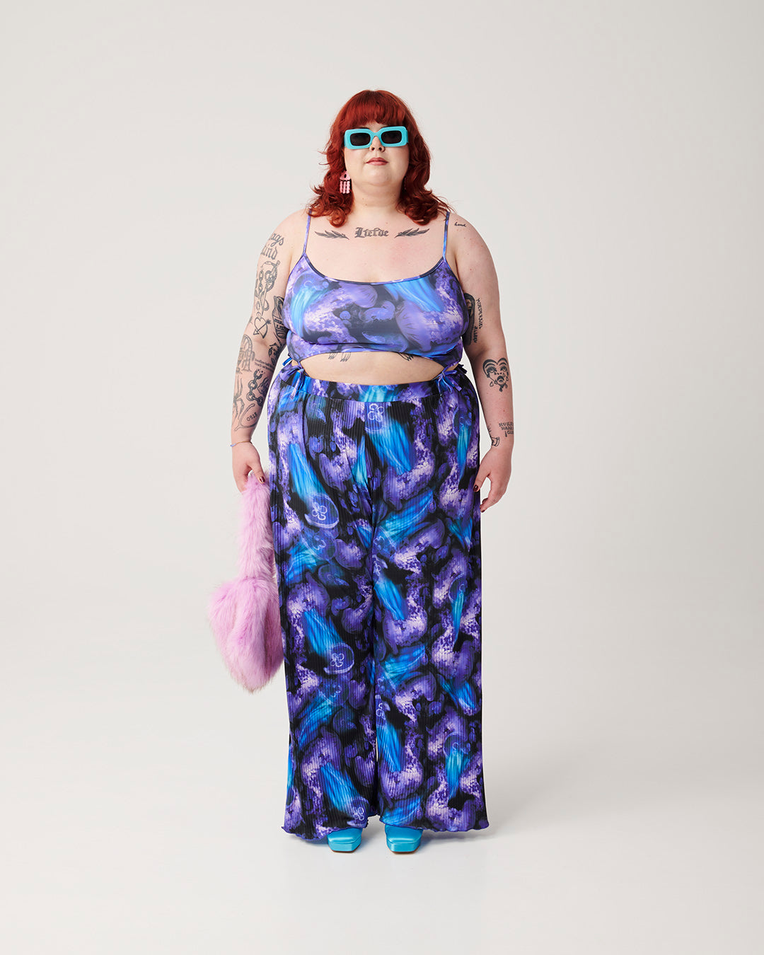 Plus-size Boulevard Bum broek in Luminescent Aura, met plooien en een luchtige stof, ideaal voor warme dagen