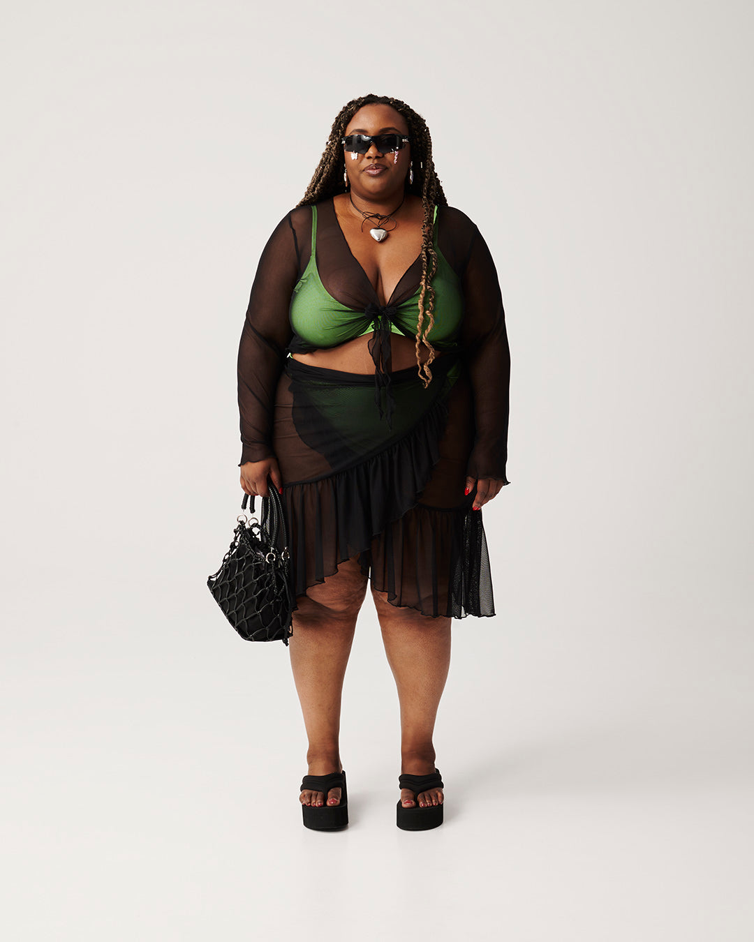 Solid Black plus-size mesh cover-up, perfecte aanvulling op strandoutfits of casual zomerlook, ontworpen voor curvy vrouwen die stijl en comfort zoeken