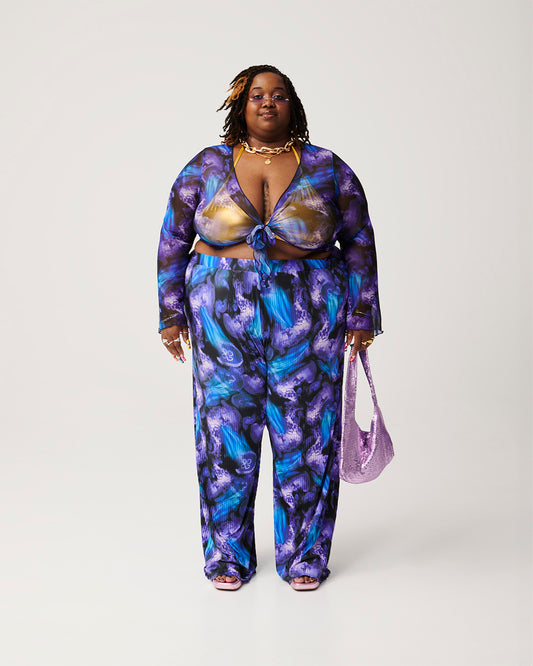 Plus-size top Siren's Serenade in Luminescent Aura uit de Rebirth collectie, met lange, golvende mouwen en een sluiting aan de voorkant