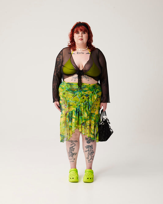 Siren's Serenade Solid Black plus-size top, met lange wijde mouwen en een golvende zoom, ideaal als cover-up of los te dragen