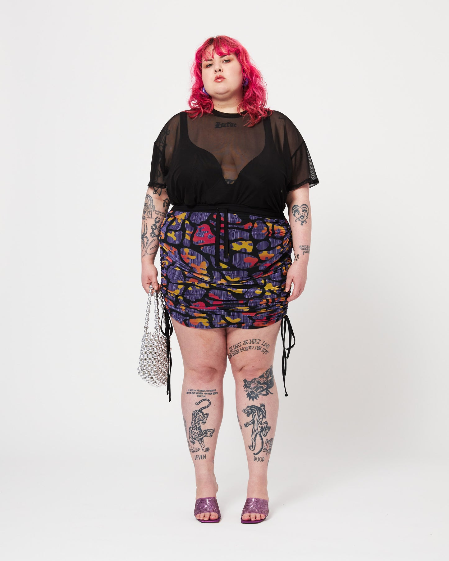 Plus-size rok met verstelbare touwtjes aan de zijkant en een mesh en viscose stof