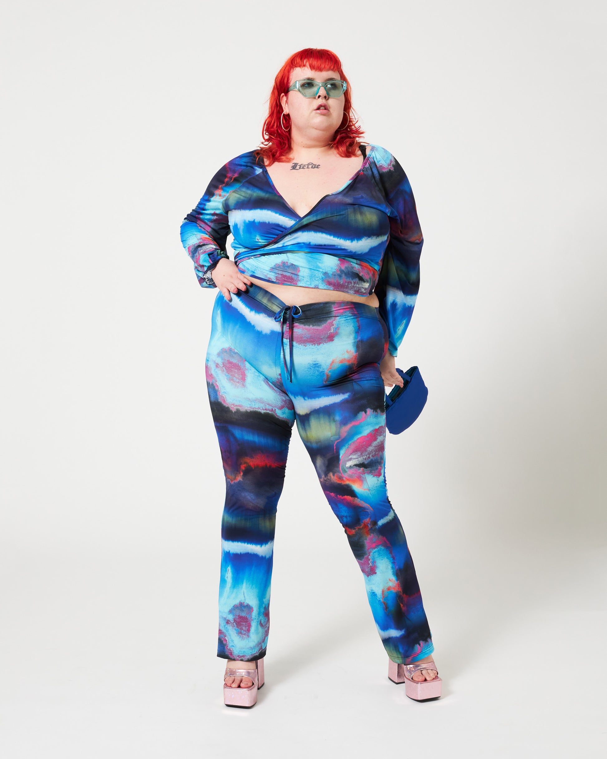 kleurrijke kleding set voor grote maten, mooie blauwe print met tie-dye effect