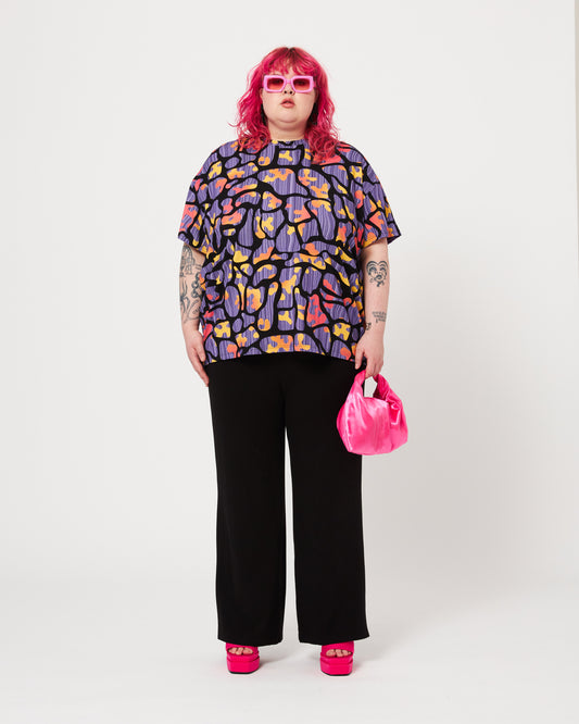 oversized t-shirt met felle print en comfortabele stof voor het curvy lichaam