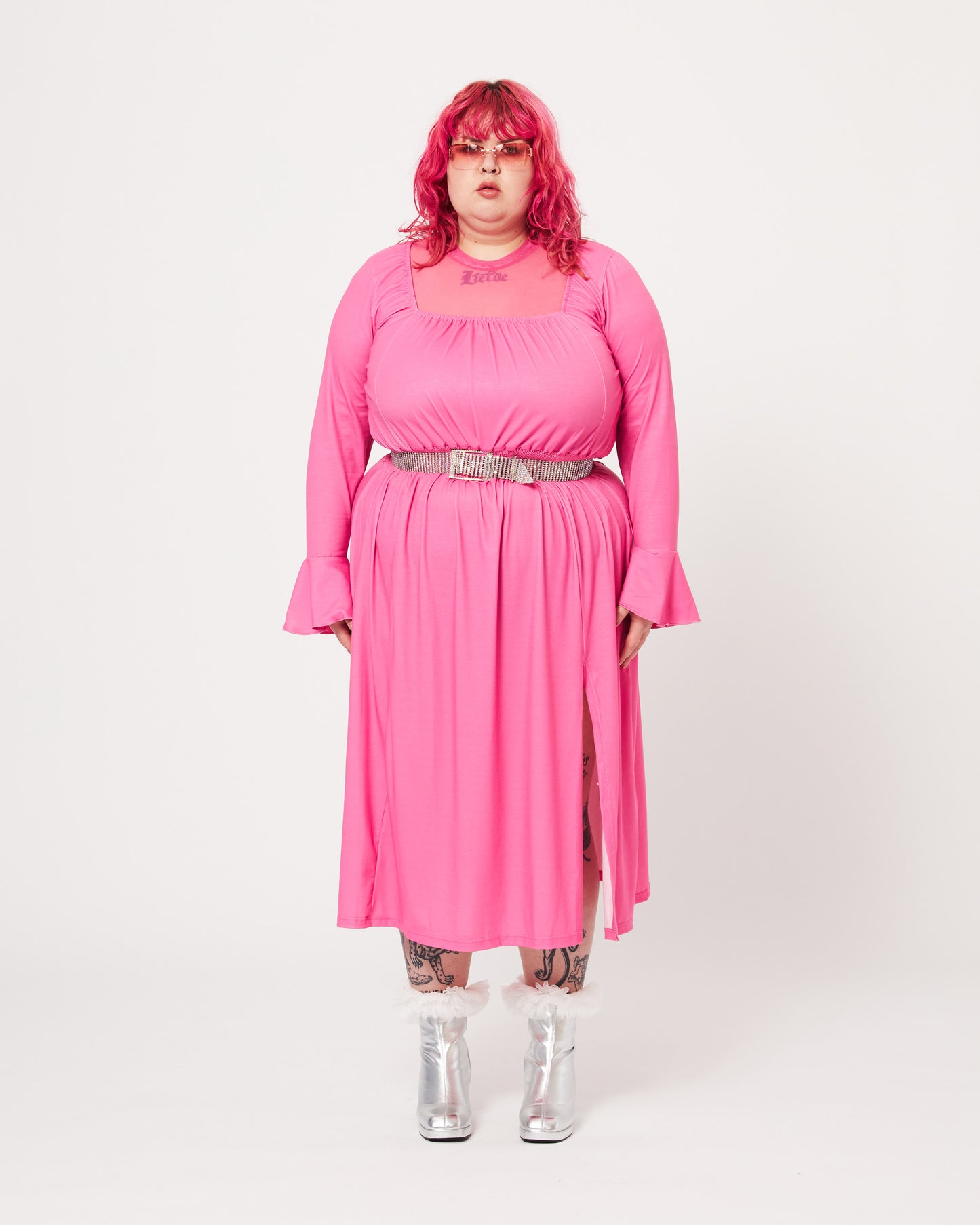 roze plus-size maxi-jurk met een split op het linker been en vierkante neklijn