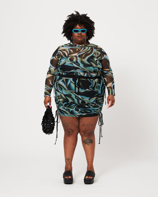 rok voor grote maten met verstelbare touwtjes aan de zijkant en een mesh en viscose stof, opvallende print en lekker zittende stof