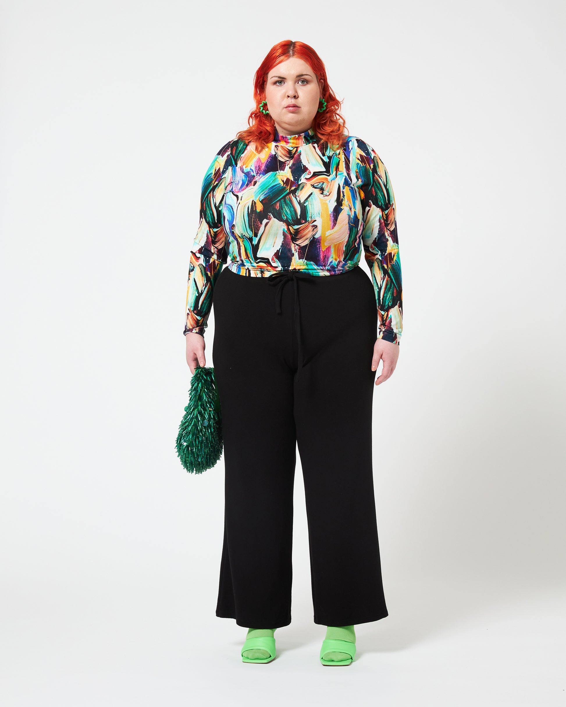 een plus-size turtle neck met een opvallende print, gemaakt van comfortabele stretch stof